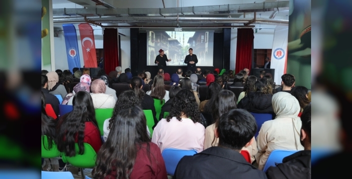 Hakkari'de sahnelenen 'Şair Evlenmesi' ve 'Damat Adayları' büyük beğeni topladı