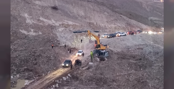 Hakkari-Van kara yolunda heyelan sonrası alternatif yol açıldı
