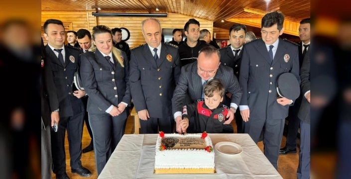 Hopa Kaymakamı Arslantürk, polisleri kutladı