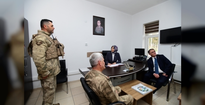 İçişleri Bakan Yardımcısı Yiğitbaşı Van'da askerlerle ve şehit ailesiyle buluştu
