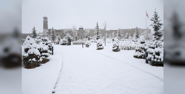 İlkbaharda Doğu Anadolu'da Kar Sürprizi: Erzurum, Kars, Ardahan ve Tunceli Beyaza Büründü