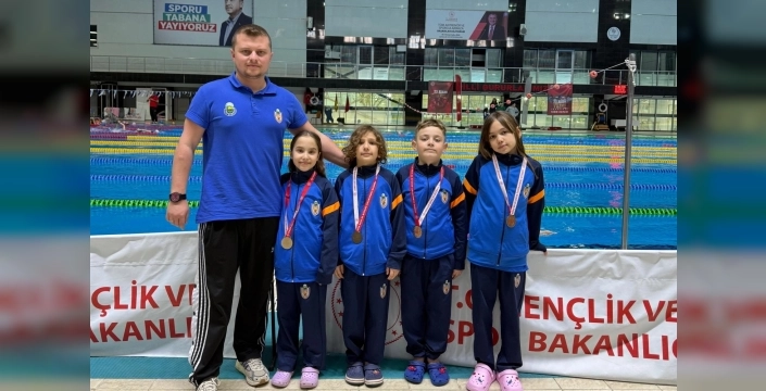İnegöllü minik yüzücülerden 18 madalyayla büyük başarı