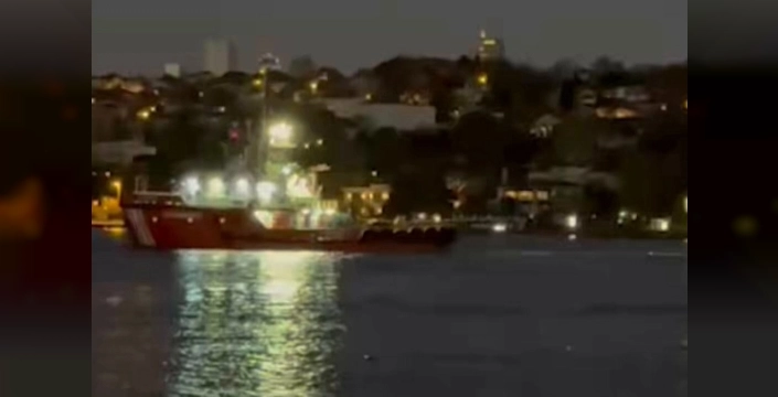 İstanbul açıklarında karaya oturan gemi, Kıyı Emniyeti'nin ustaca müdahalesiyle kurtarıldı