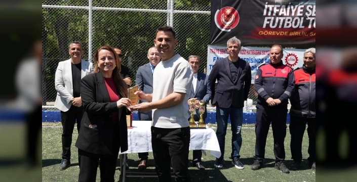 İzmir'de itfaiyeciler şehitleri anmak için futbol turnuvasında buluştu