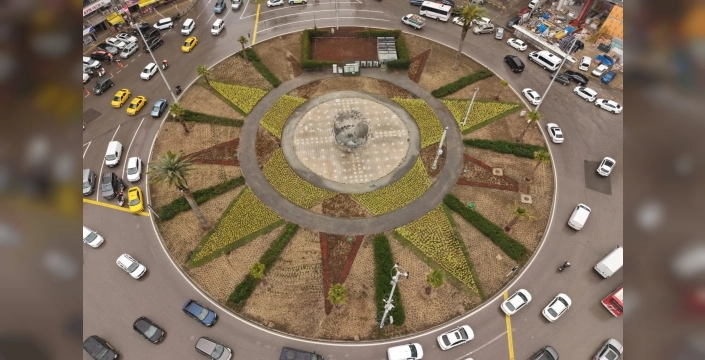 İzmir'in kalbi 9 Eylül Meydanı binlerce çiçekle canlandı