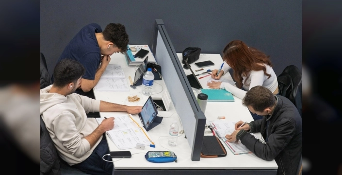 İzmir'in kütüphaneleri gençlere bilgi ve sosyalleşme alanı sunuyor