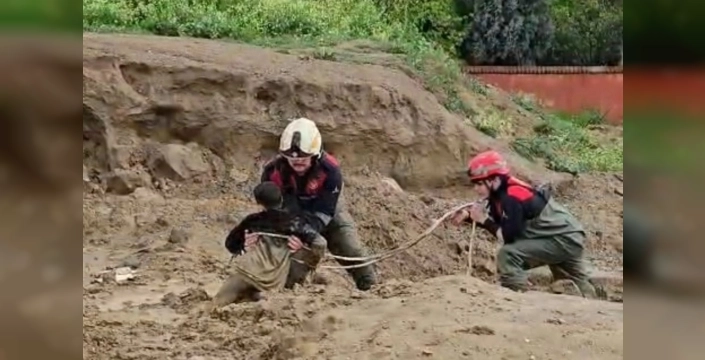 İzmir Torbalı'da çamura saplanan iki çocuk itfaiye tarafından kurtarıldı