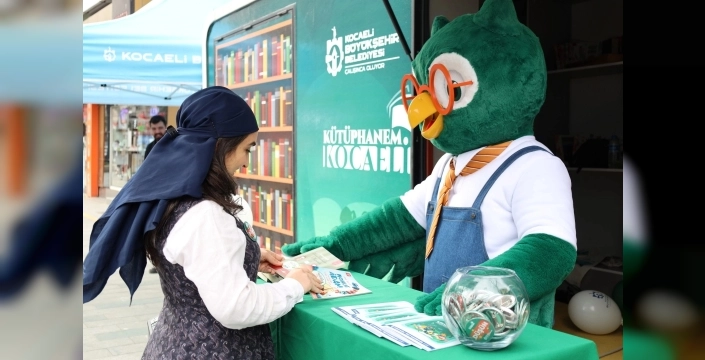 İzmit sokakları edebiyatla canlandı: Roman kahramanları okuyucularla buluştu