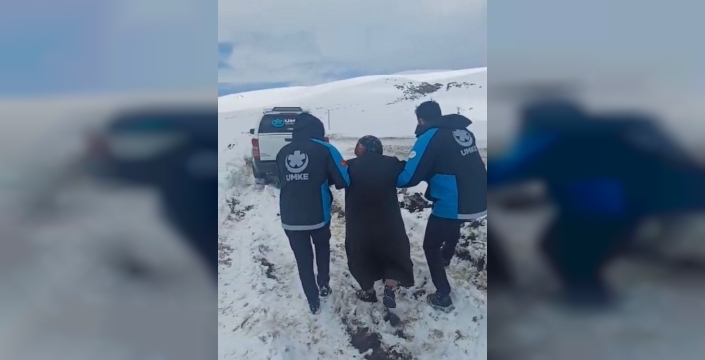 Kar engeline rağmen sağlık ekipleri köye ulaştı, hastayı hastaneye taşıdı