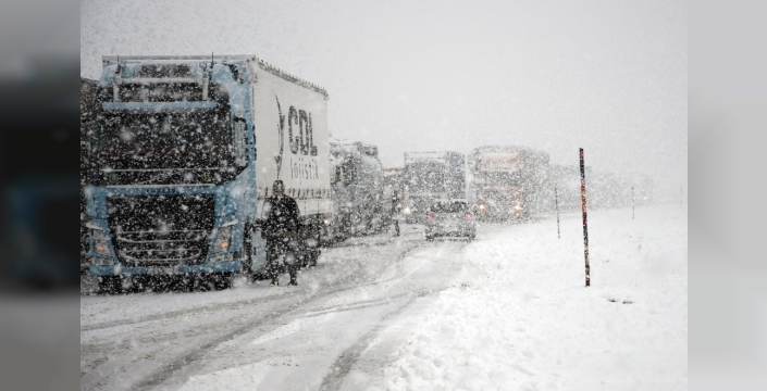 Kars-Erzurum kara yolu karla kaplandı: Ulaşım tek şeritten sağlanıyor