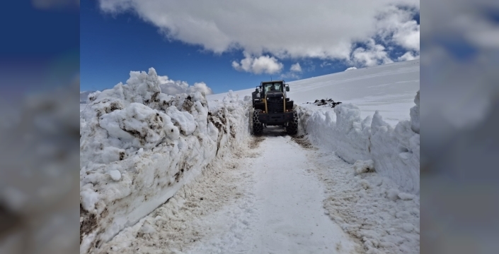 Kars'ta Bahar Geldi Ama Karla Mücadele Bitmedi: Köy Yolları Açılıyor