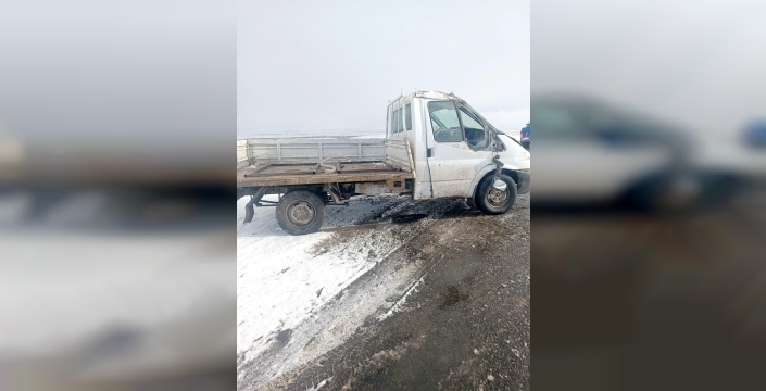 Kars'ta şarampole devrilen kamyonetin sürücüsü yaralandı