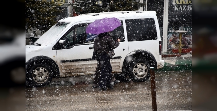 Kars ve Ardahan buz kesti: 38 köy yolu karla kapandı