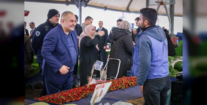 Keçiören Belediye Başkanı Özarslan'dan esnafa ve halka 'pazar' ziyareti