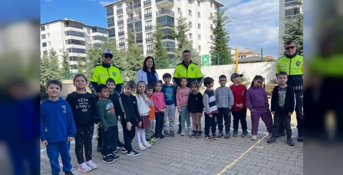 Keşan'da minik kalpler polislere akın etti: Polis Haftası'nın en tatlı ziyareti!