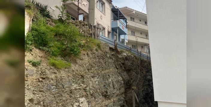 Keşan'da yürekler ağızda: İnşaat alanındaki devasa çukur mahalleliyi dehşete düşürdü