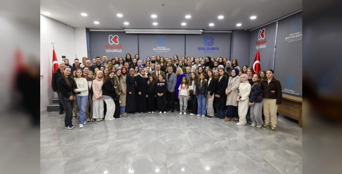 Kocaeli'de Başkan Büyükakın, soydaş öğrencilere kapılarını açtı