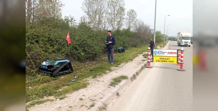 Kocaeli'de 'çalı canavarı' yolları temizliyor, görüş alanını açıyor