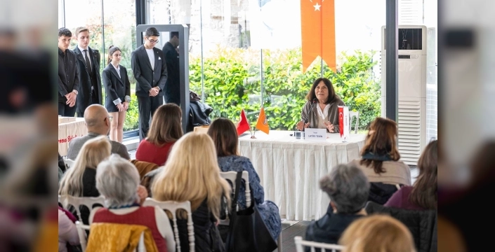 Latife Tekin, Bornova'da gençlerle sıcak bir buluşma gerçekleştirdi