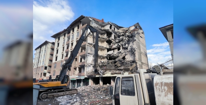Malatya'da deprem sonrası ağır hasarlı binaların yıkım çalışmaları devam ediyor