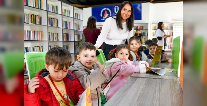 Minik Kalpler Kütüphanede: Çocuklardan Kütüphane Haftası'na Özel Ziyaret