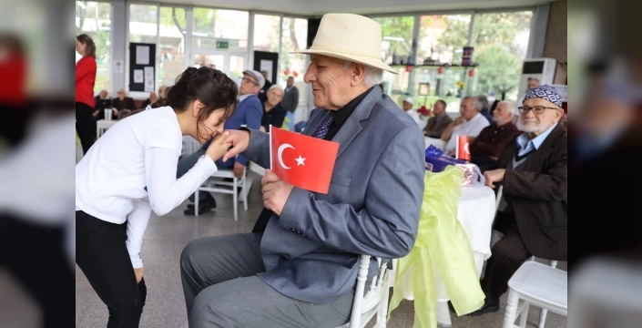 Minik kalplerden huzurevine bayram ziyareti: Sevgi köprüsü kuruldu