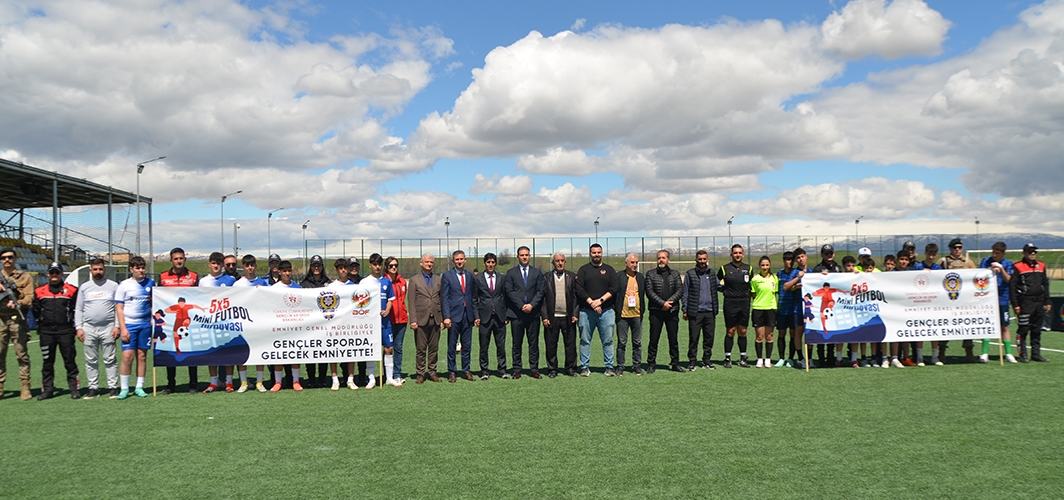 Muş'ta Polis Haftası kapsamında düzenlenen futbol turnuvası başladı