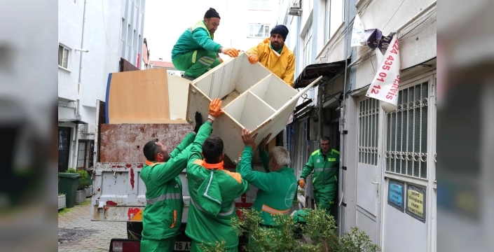 Osmangazi'de çöp ev temizliği: Mahalle sakinleri derin nefes aldı