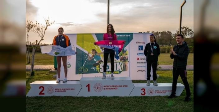 Osmangazi triatloncuları Türkiye Şampiyonası'nda madalyaları topladı