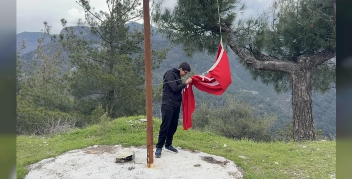 Osmaniye'de lise öğrencisinden anlamlı bayrak değişimi