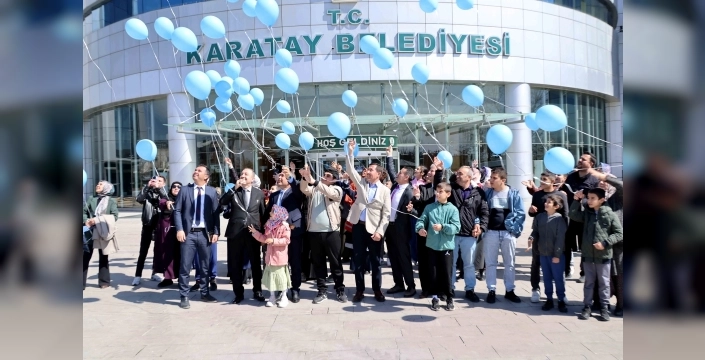 Otizme dikkat çekmek için mavi balonlar gökyüzüne uçtu