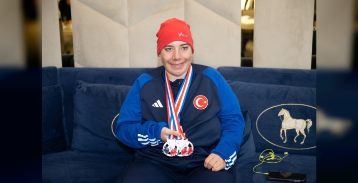 Otizmli İkiz Kardeşler, Babalarının Rehberliğinde Kayakta Zirveye Tırmanıyor