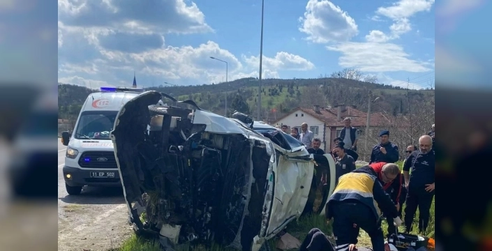 Pazaryeri'nde kontrolden çıkan otomobil devrildi: 2 yaralı