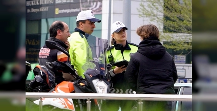 Polis Haftası'nda Düzce'de Duygusal Anlar: Öğrenciye Sınav Yardımı ve Görme Engelli Vatandaşa Destek
