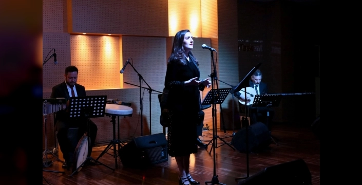 Sakarya'da Yaprak Sayar rüzgarı esti, salon doldu taştı!