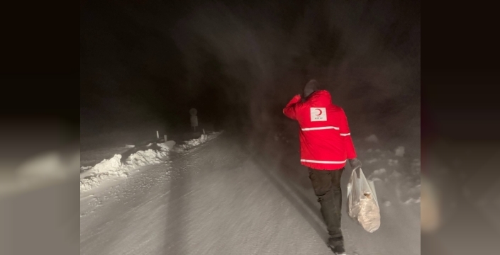 Tendürek Geçidi'nde kar fırtınası: Ulaşım felç oldu, ekipler seferber!