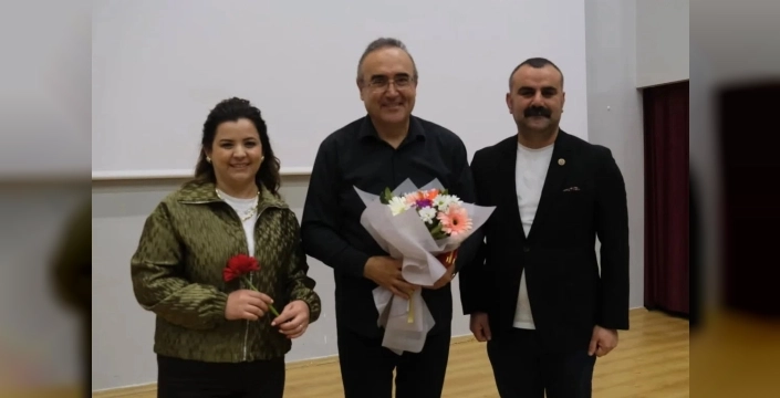 Uzunköprü'de Sunay Akın'ın büyülü anlatımıyla Cumhuriyet coşkusu yaşandı