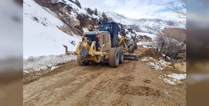 Van'da heyelan sonrası yol temizliği yapıldı