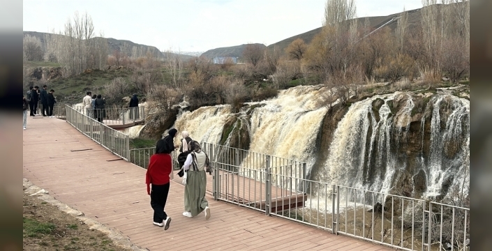 Van'da sağanak yağış, Muradiye Şelalesi'ni canlandırdı