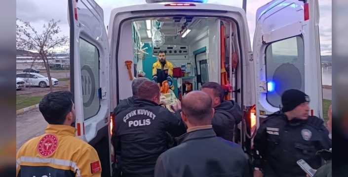 Van Gölü'nde dondurucu tehlike: Ekipler zamanla yarıştı, şahıs kurtarıldı