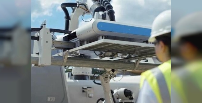 Yenilenebilir enerjide devrim: Robotlar çölün ortasında güneş panelleri kurdu