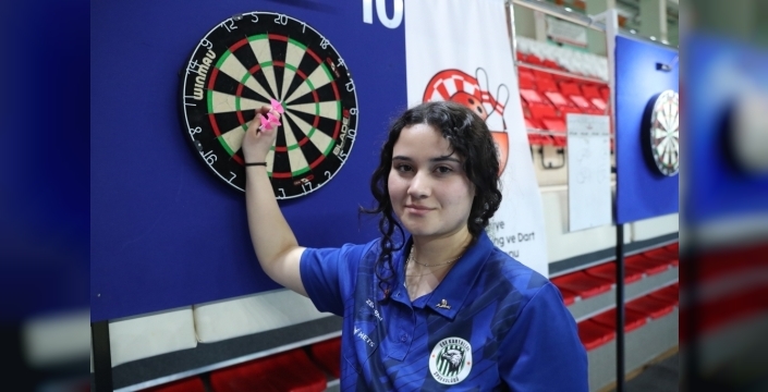 Zehra Gemi, profesyonel dartta ilk Türk olma hedefini sürdürüyor