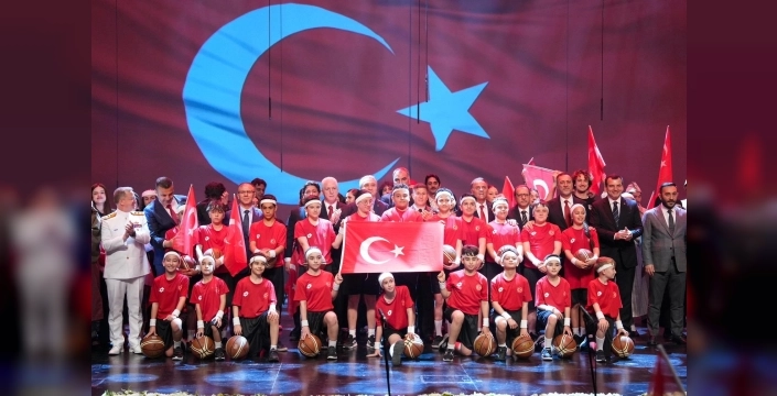 19 Mayıs coşkusu: İstanbul AKM kırmızı-beyaz renklere büründü