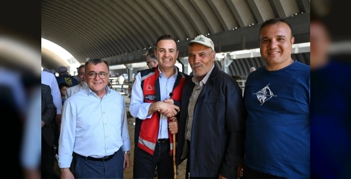 Ahmet Akın, hayvan pazarında kurbanlık heyecanını paylaştı