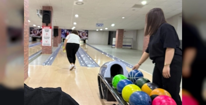 anneler günü için bowling salonunda buluştu: kahkahalar havada uçuştu