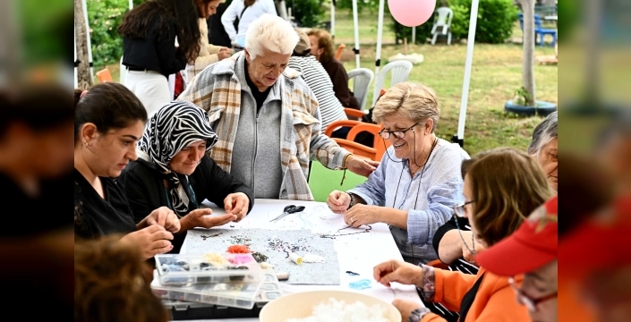 Antalya'da yaşlılar, bahar şenliği ile coştu