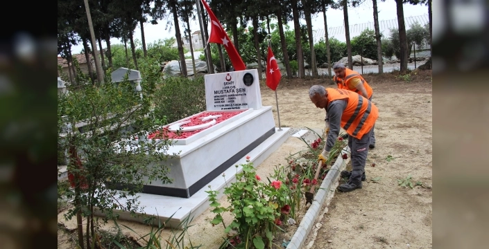 Antalya'daki mezarlıklar, bayram ziyaretlerine hazır hale getirildi