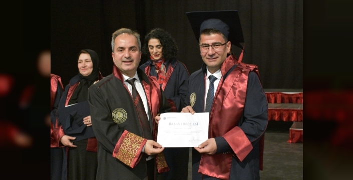 Atatürk Üniversitesi İletişim Fakültesi'nde mezuniyet coşkusu
