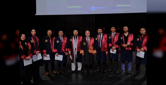 Atatürk Üniversitesi iletişim fakültesinde mezuniyet coşkusu yaşandı
