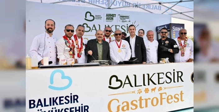 Balıkesir'in lezzet şöleni sona erdi: 50 metrelik kokoreç damga vurdu
